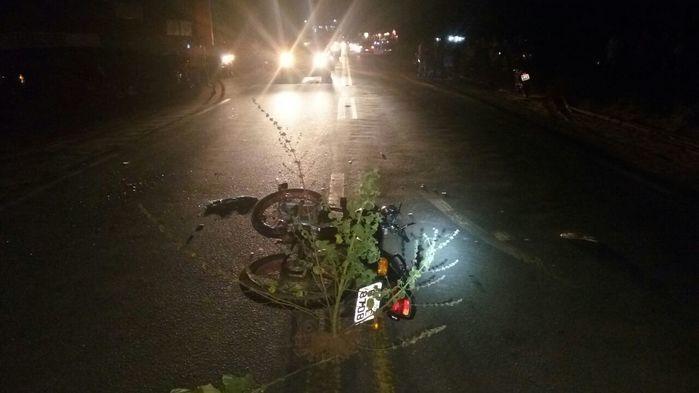 Moto ficou no meio da pista (Crédito: Polícia Rodoviária Federal)