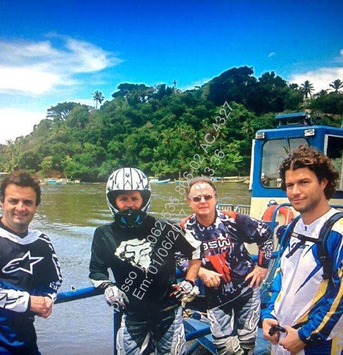 Aécio Neves posa ao lado de motociclistas