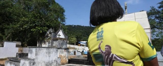 Empresas vão custear DNA para achar restos mortais de Garrincha