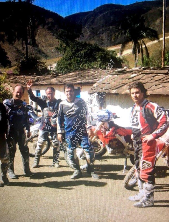 Aécio Neves posa ao lado de motociclistas