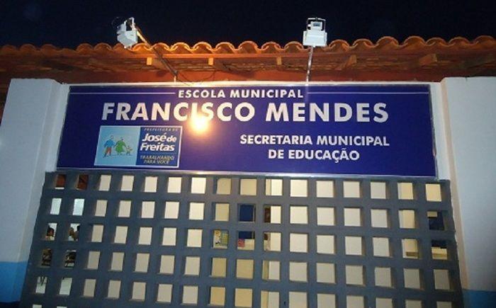 Quadrilha rende alunos e faz arrastão em escola municipal