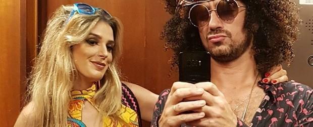 Rafa Brites posa com barriga de fora e comemora boa forma