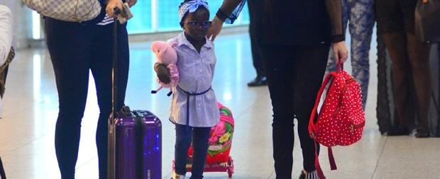 Titi esbanja estilo em embarque com a mãe, Giovanna Ewbank