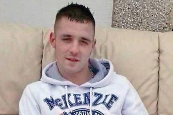 Padrasto dá soco em criança de 2 anos para poder assistir TV em paz