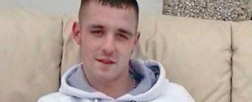 Padrasto dá soco em criança de 2 anos para poder assistir TV em paz