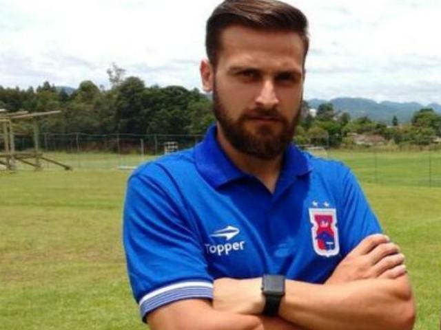 Jogador perde controle de veículo e morre após bater em poste