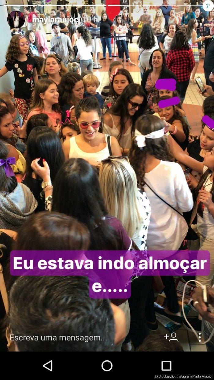 Emilly e Mayla tentam se promover ao atender fãs de Larissa Manoela