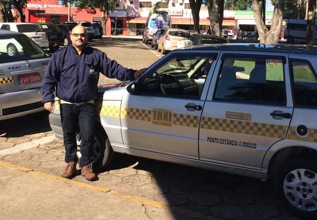 Taxista devolve carteira com R$ 1,2 mil perdida por passageira