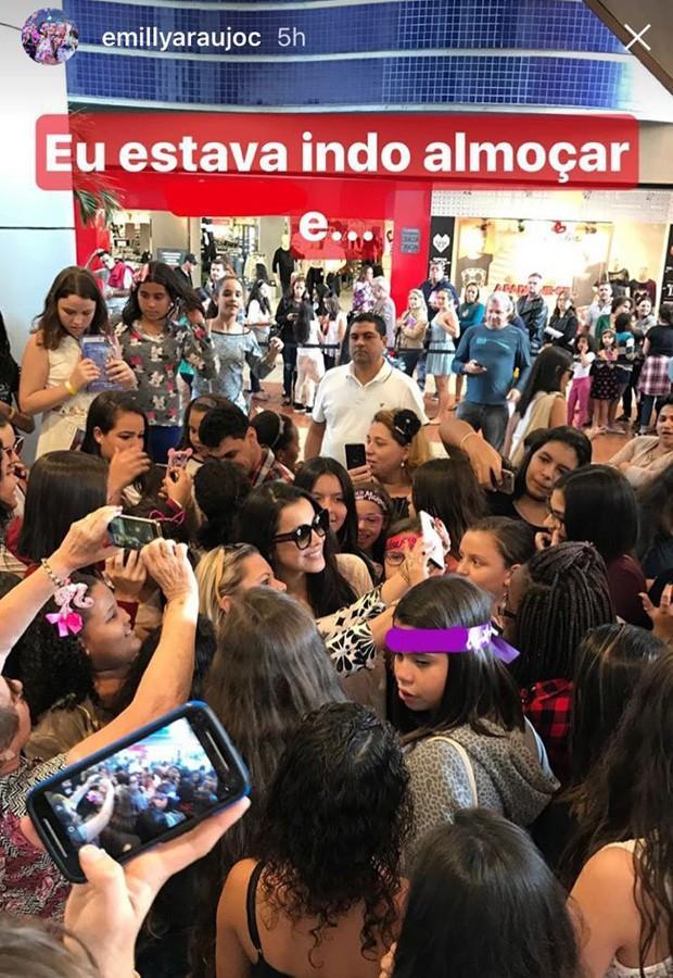 Emilly e Mayla tentam se promover ao atender fãs de Larissa Manoela
