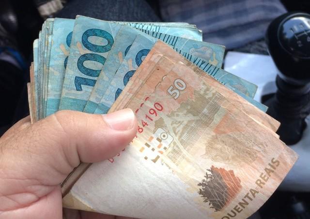 Taxista devolve carteira com R$ 1,2 mil perdida por passageira