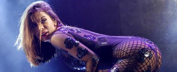 Com look sexy, Anitta anima público e faz "sarrada" em festa junina