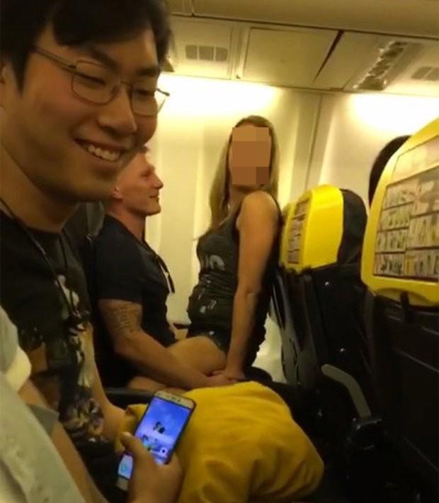 Casal flagrado fazendo sexo