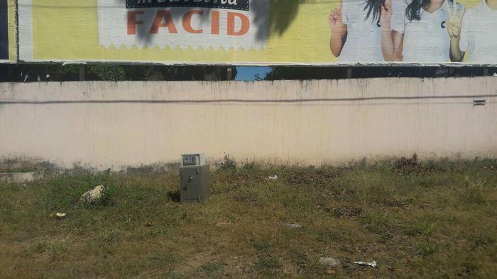 Cofre abandonado na zona Leste (Crédito: Efrém Ribeiro)