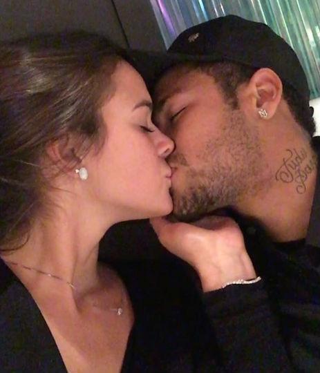 Bruna Marquezine posta vídeo íntimo com Neymar