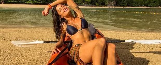 Aline Riscado exibe corpão em praia da Tailândia e ganha elogios