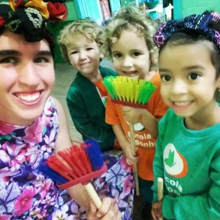 Alunos limpam escola para valorizar a profissão de faxineira