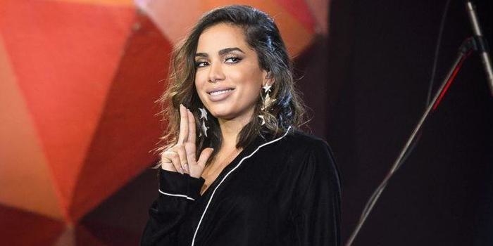 Anitta jantou acompanhada no Dia dos Namorados, diz jornal