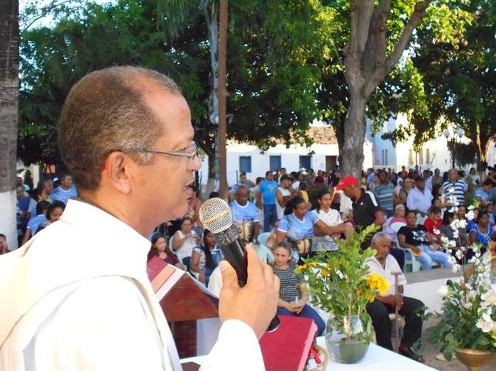 Frei Eulálio Miranda celebra missa nos Festejos de Jerumenha (Crédito: Play Filmes)