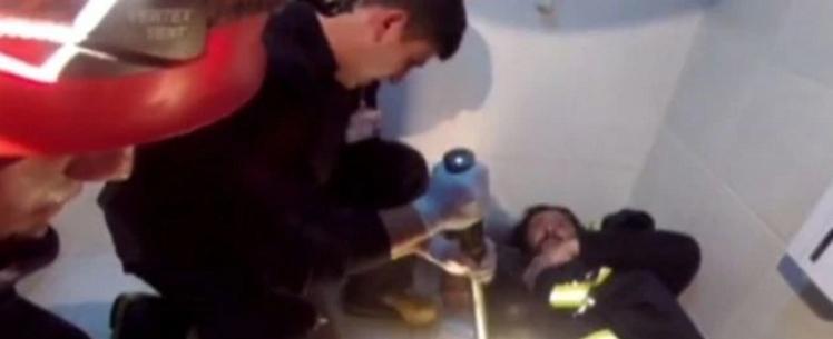 Homem é salvo por bombeiros após ser "engolido" por privada