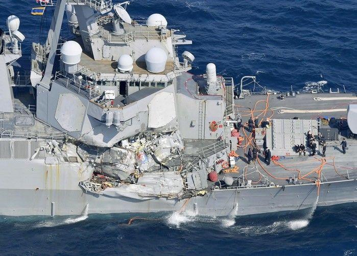 Dano causado ao USS Fitzgerald após o destróier colidir com um navio mercante com bandeira das Filipinas neste sábado (Crédito: Reprodução)