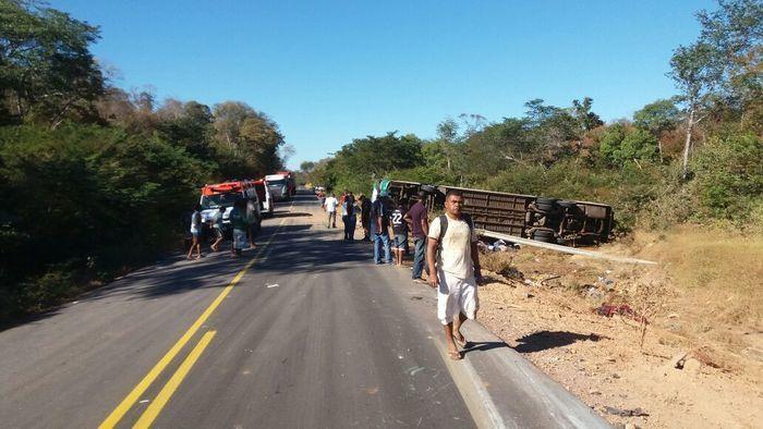 Acidente envolvendo ônibus deixa mortos e feridos (Crédito: Divulgação/PRF)
