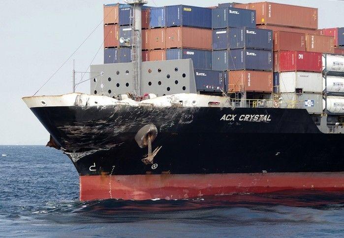 Dano no navio mercante com bandeira das Filipinas que se chocou com o destróier USS Fitzgerald na costa do Japão (Crédito: Reprodução)