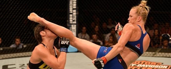 Bethe Correia provoca Holm e leva chute no rosto no UFC