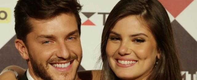 Camila Queiroz e Klebber Toledo proíbem celular em aniversário