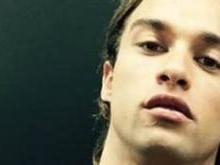 Ator Pablo Morais exibe corpo definido para marca de grife