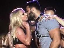 Britney Spears dá beijão no namorado em cima do palco