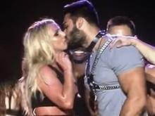 Britney Spears dá beijão no namorado em cima do palco