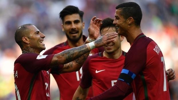 Quaresma comemora com Cristiano Ronaldo após ter aberto o placar (Crédito: Getty)