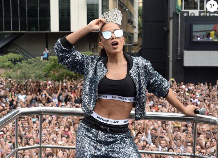 Anitta é homenageada em parada gay de São Paulo