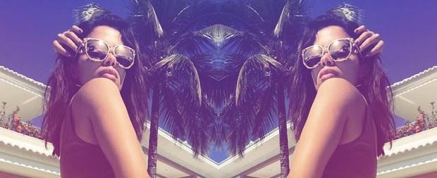 Anitta posa em dose dupla e mostra tatuagem de biquíni