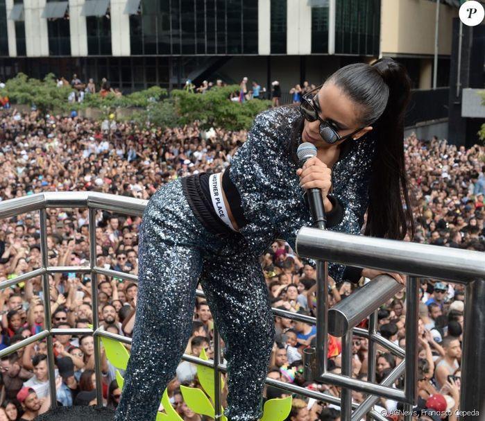Anitta é homenageada em parada gay de São Paulo