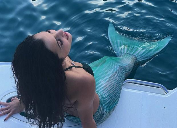 EX-BBB Emilly Araújo posa vestida de sereia em Angra dos Reis