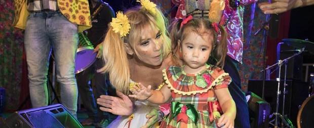 Deborah Secco é noiva em festa junina com Maria Flor no colo