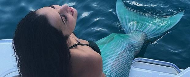 EX-BBB Emilly Araújo posa vestida de sereia em Angra dos Reis