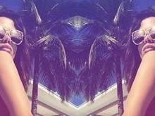 Anitta posa em dose dupla e mostra tatuagem de biquíni