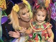 Deborah Secco é noiva em festa junina com Maria Flor no colo