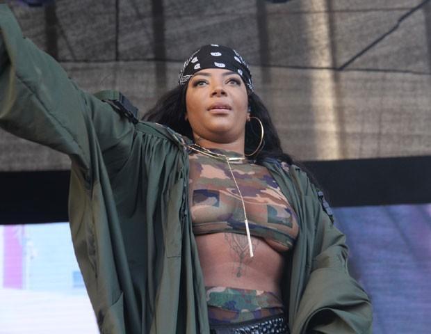 Ludmilla usa look ousado e quase deixa seio à mostra durante show