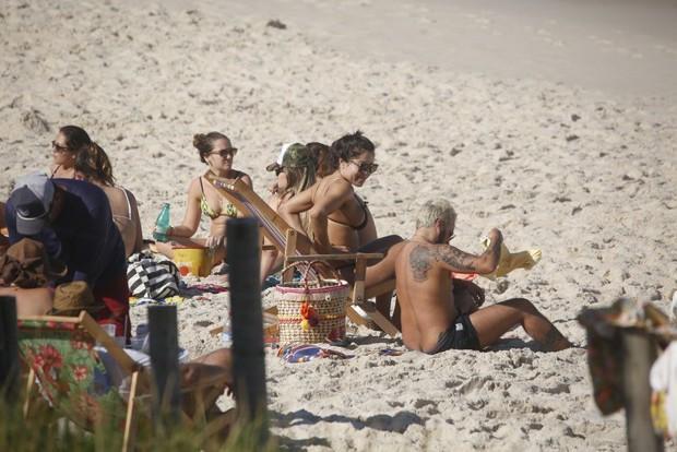 Thammy Miranda curte praia com namorada