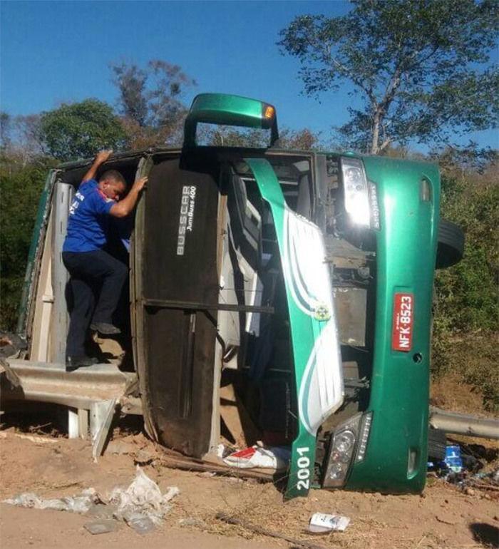 Ônibus envolvido no acidente na BR-135 (Crédito: Divulgação)