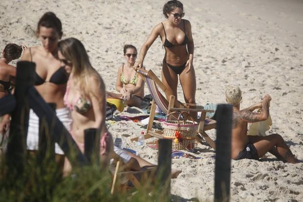 Thammy Miranda curte praia com namorada
