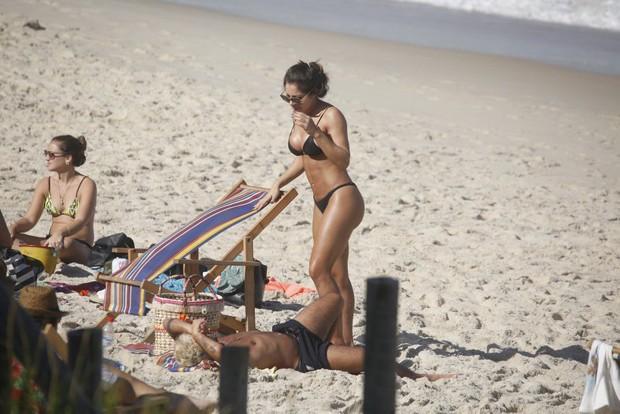 Thammy Miranda curte praia com namorada
