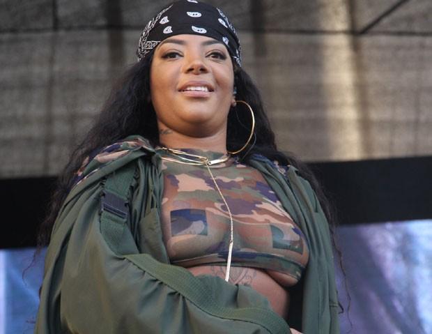 Ludmilla usa look ousado e quase deixa seio à mostra durante show