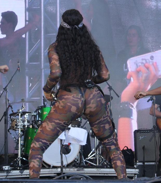 Ludmilla usa look ousado e quase deixa seio à mostra durante show