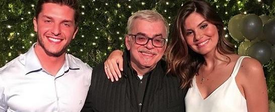 Camila Queiroz e Klebber Toledo estão noivos e atriz surge com anel