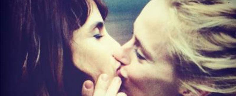 Contra homofobia, Carol Dieckmann e atriz dão beijo na boca