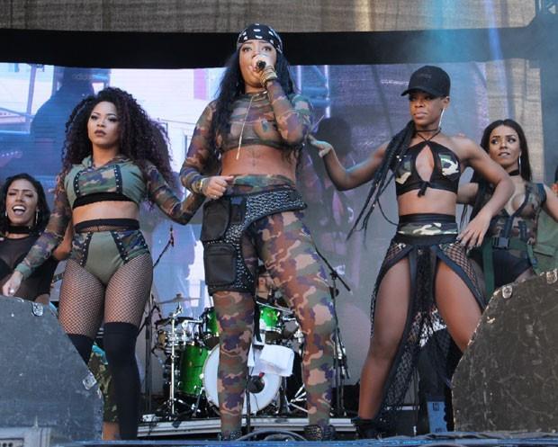 Ludmilla usa look ousado e quase deixa seio à mostra durante show